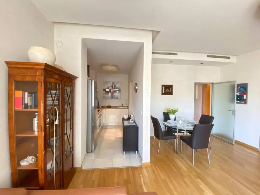 Modern apartment, 24/7 security, free parking — 5