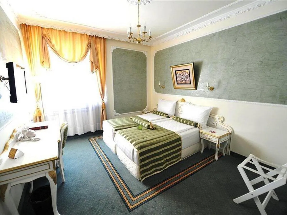 Queen’s Astoria Design Hotel — 3