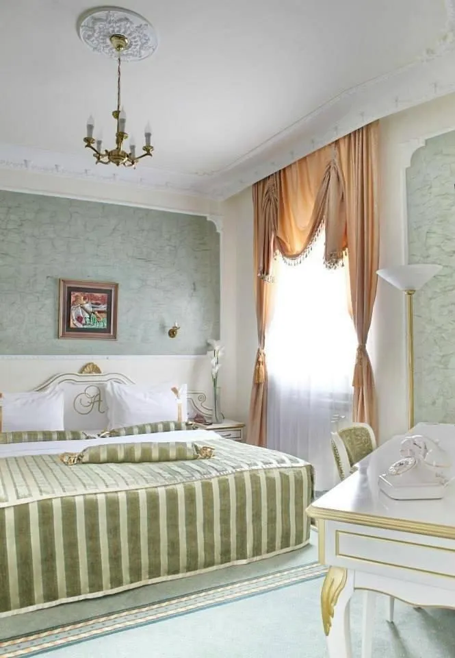 Queen’s Astoria Design Hotel — 4