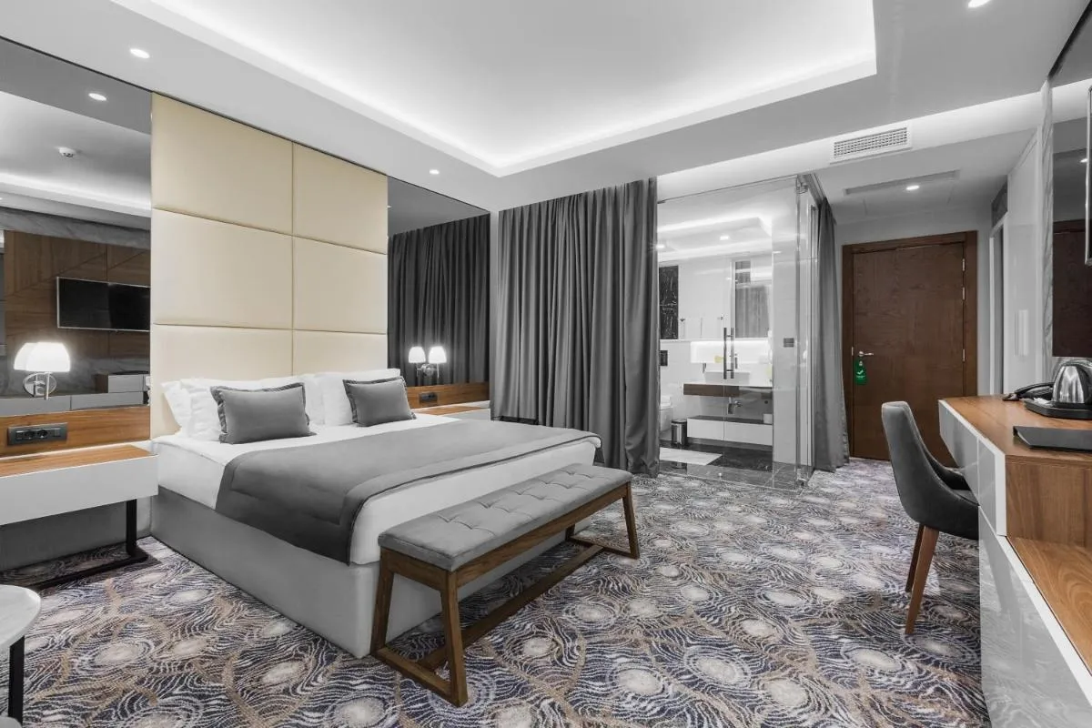 Sky Hotel — 4