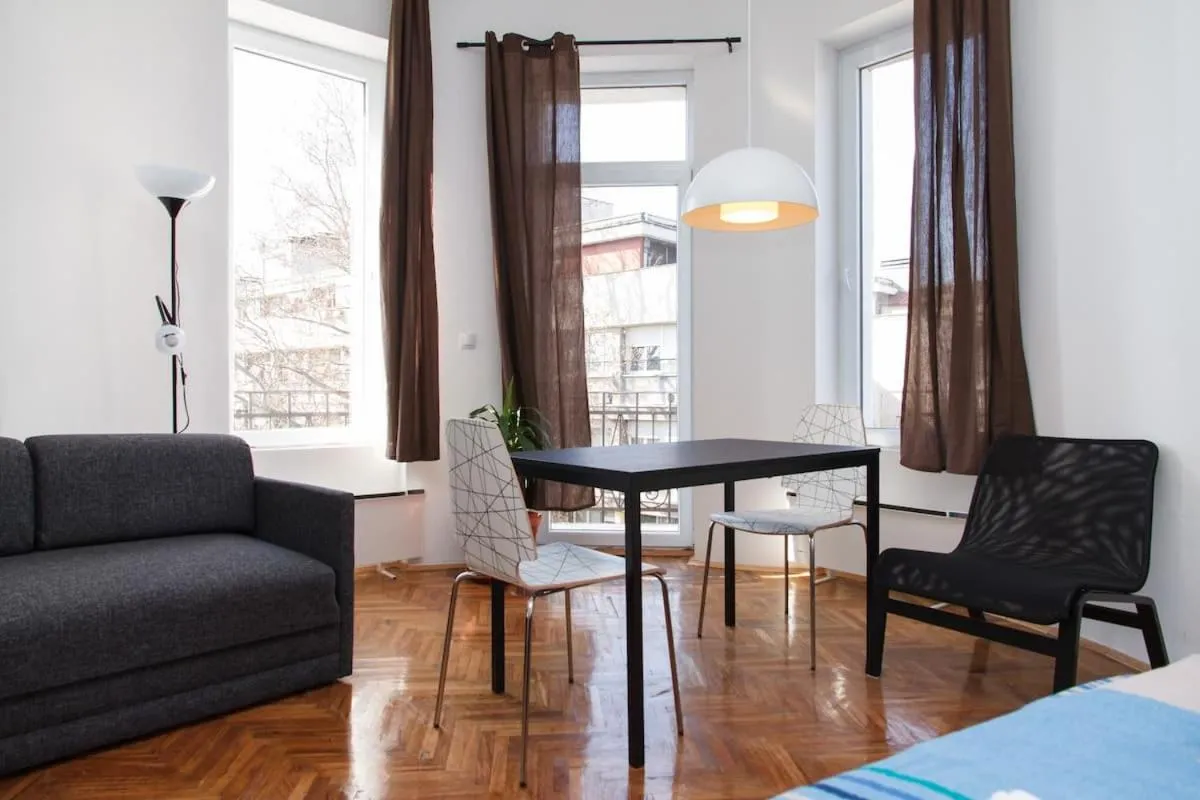 Spacious 4-bedroom apartment in pedestrian zone — 4