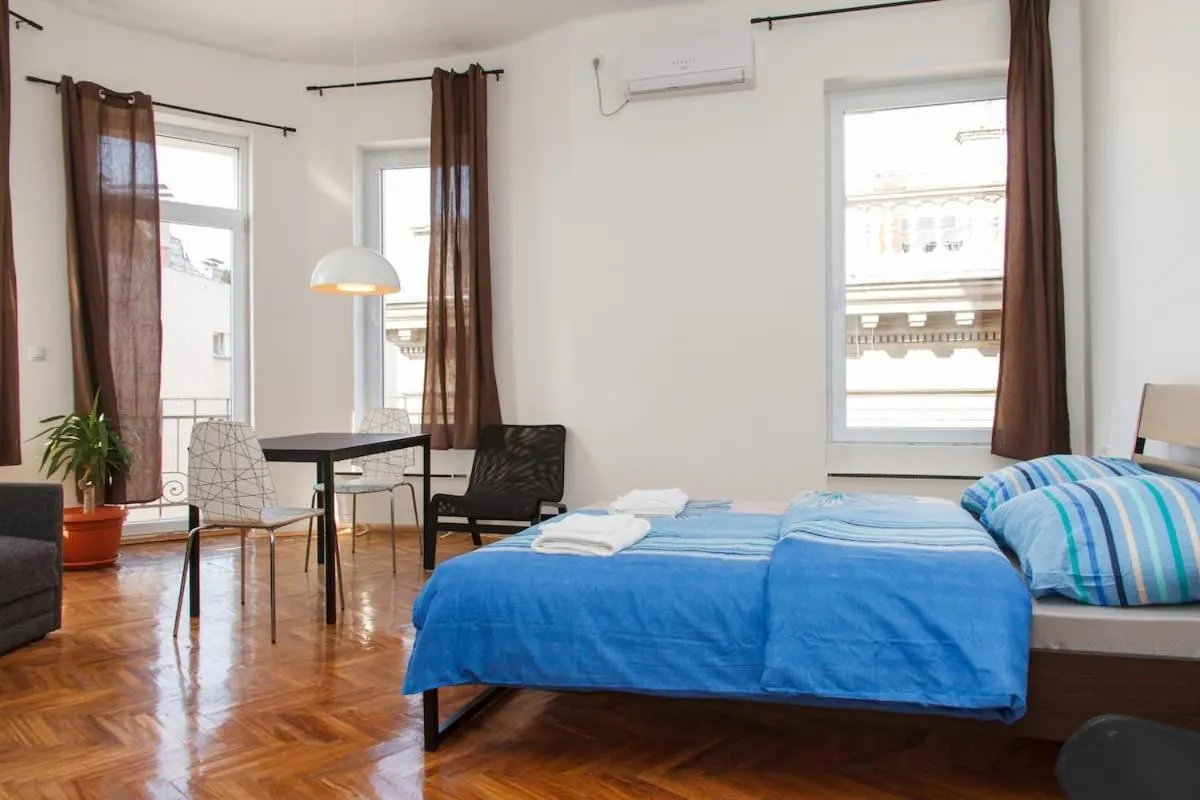 Spacious 4-bedroom apartment in pedestrian zone — 2