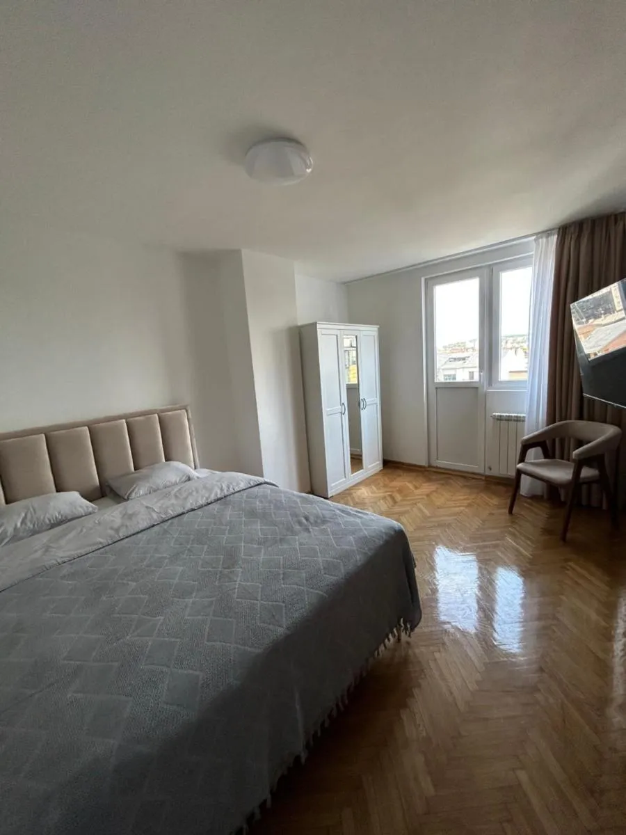Sunny city center apartment — 2