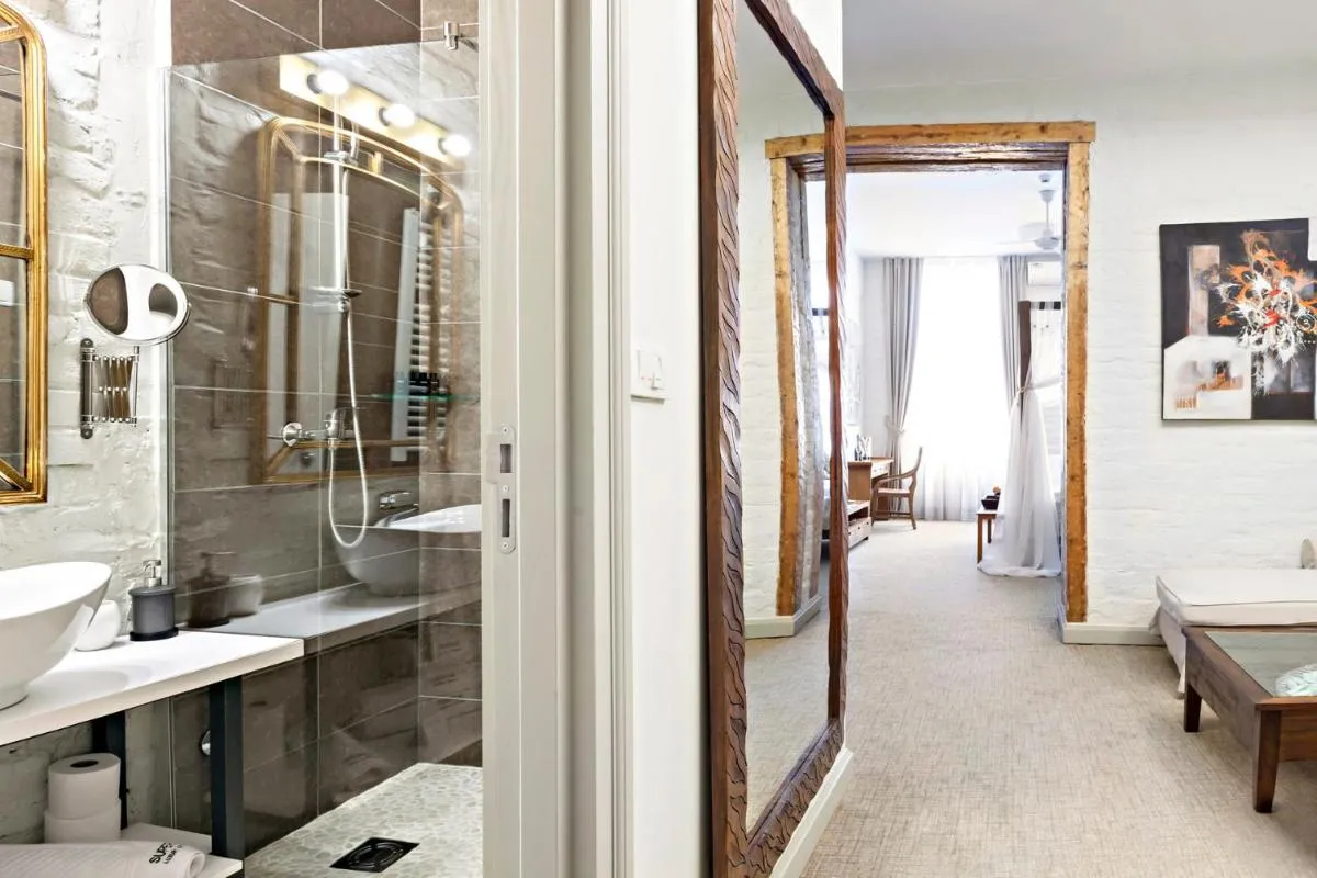 SuperB Luxury Suites — 3