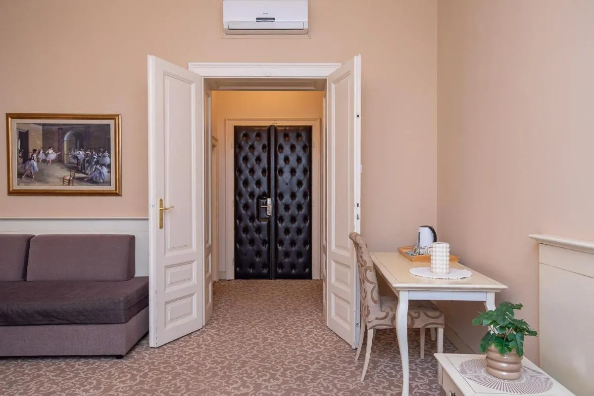 Top Central Rooms — 4