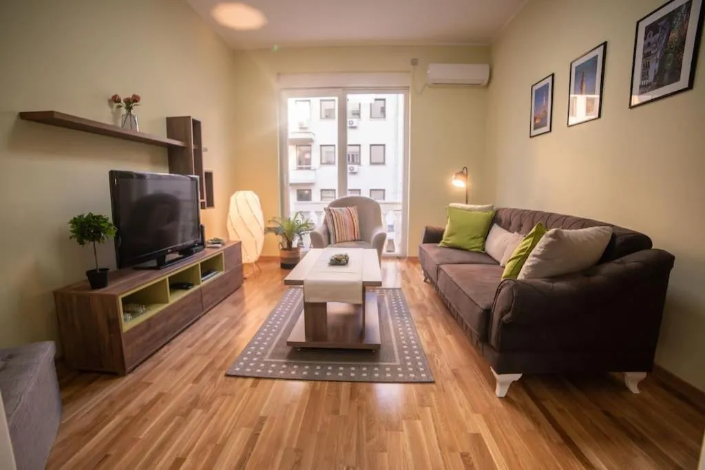3 BDR for 6 CENTER CLOSE TO NATIONAL MUSEUM