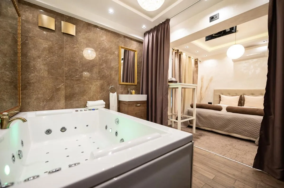 Central Business Apartments Jacuzzi — 3