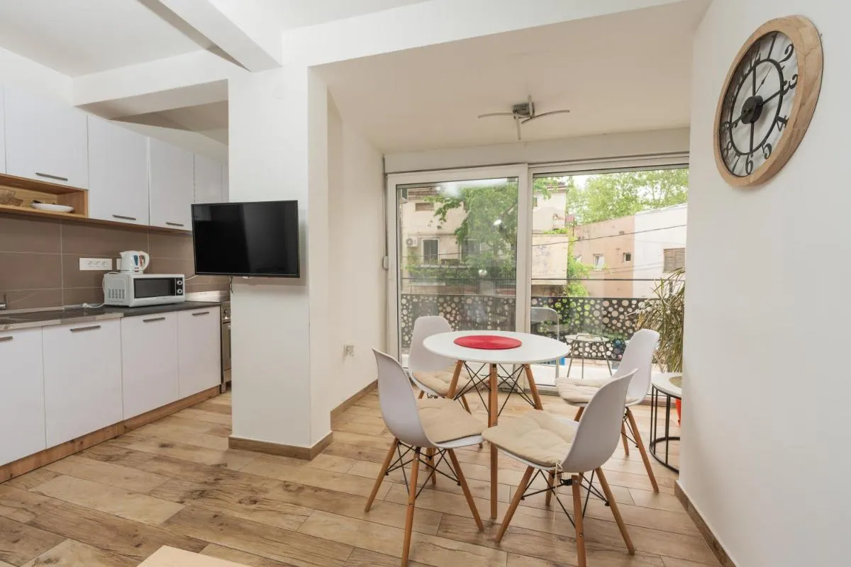 Comanda LUXURY APARTMENTS — 4