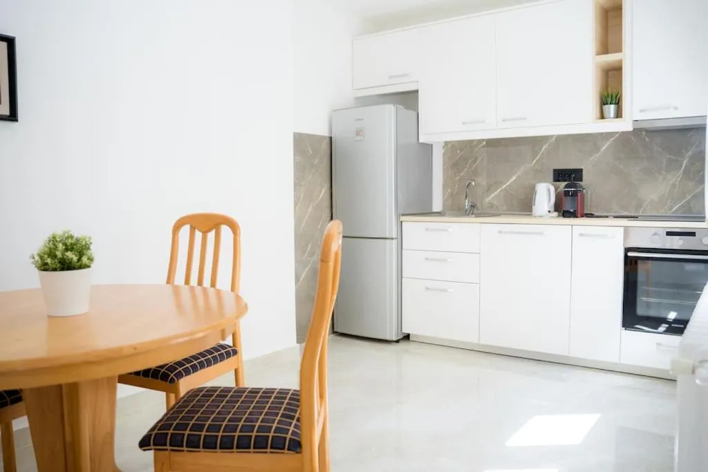 Downtown, spacious, 2 bedroom apartment — 3