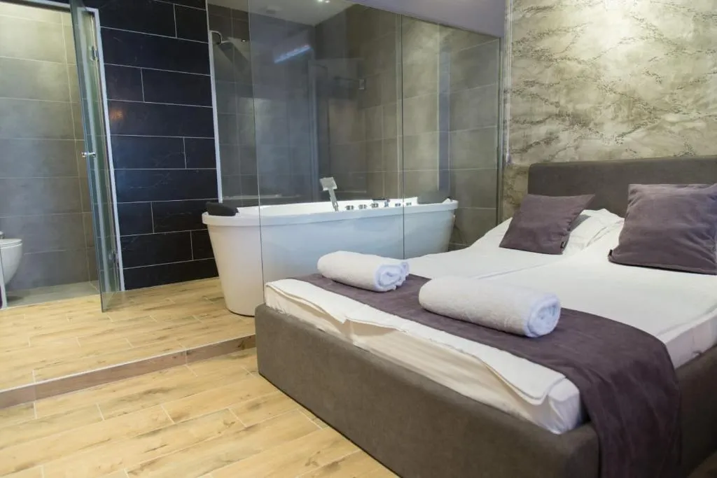 Empire Luxury Apartments — 1