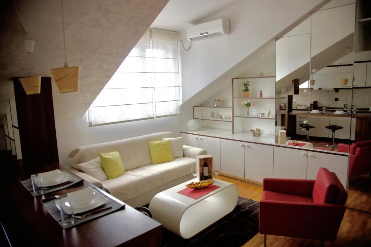 TRIANGLE CITY Apartment 1 — 2