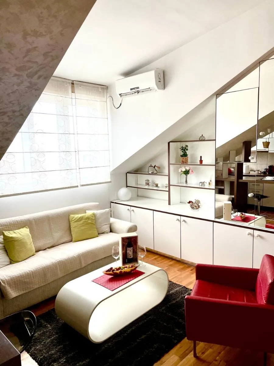 TRIANGLE CITY Apartment 1 — 4