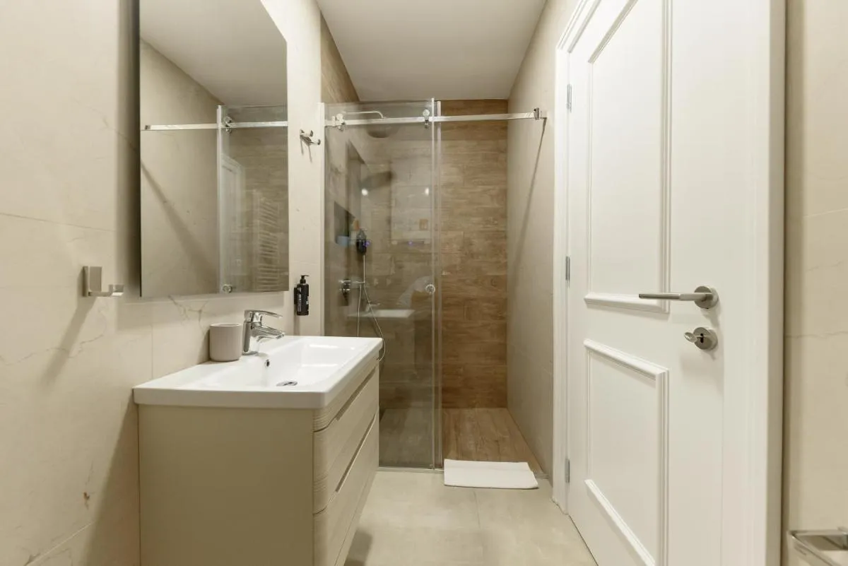Top Central 6 Apartments — 3
