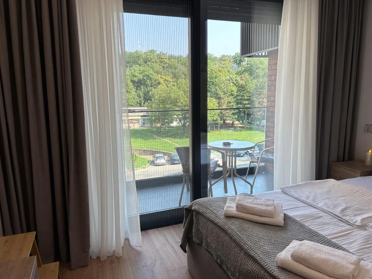 V Park Lux Apartman — 2