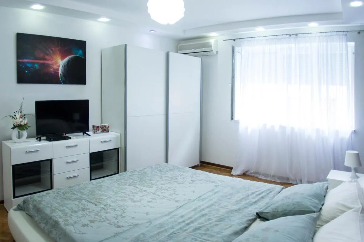White Night City Center Apartman — 2