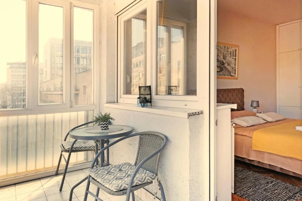 Windows City Apartment — 2