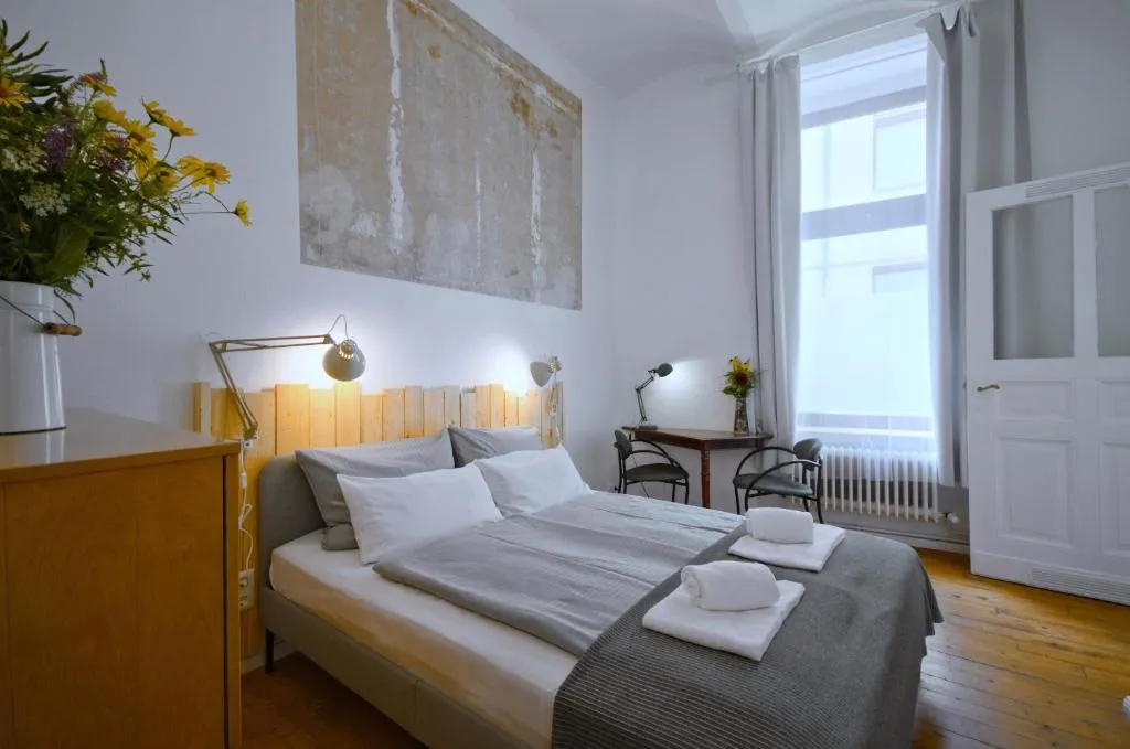 Courtyard Apartment (LIALI)