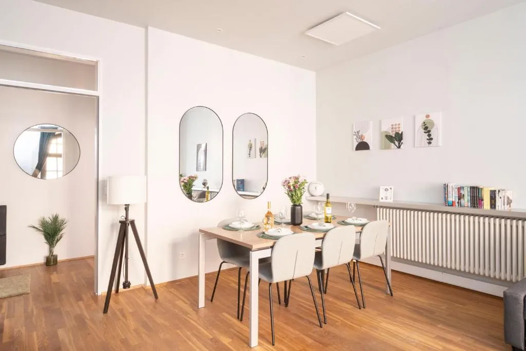 Homely Berlin – Central, Spacious, Rosenthaler Platz I Cafe