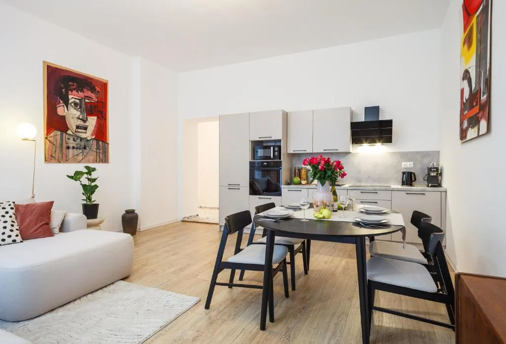 oompH Berlin 3BR Apt with Light Tones and Artwork