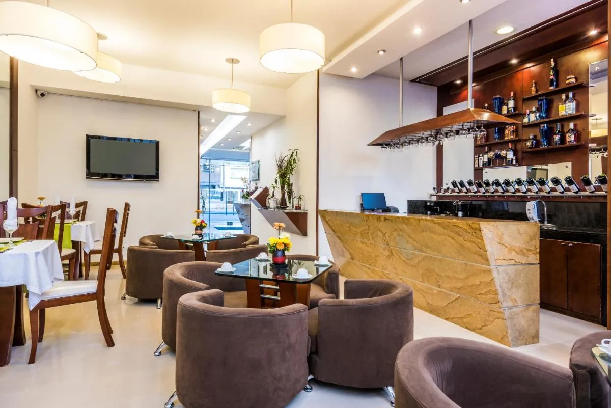 Image 4 of Hotel Platinum Suite