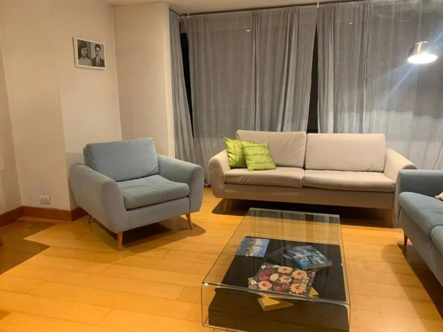 Image 1 of Apartamento en Rosales una habitación, dos baños, sala comedor y cocina. Vista maravillosa de la ciudad