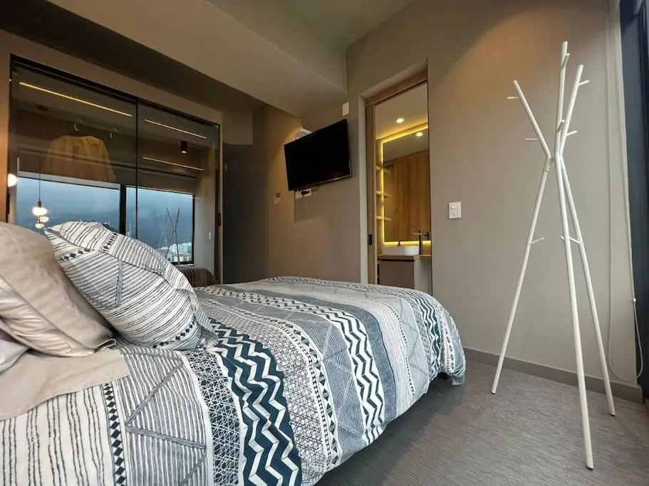Image 5 of Bright luxurious flat with stunning view workspace