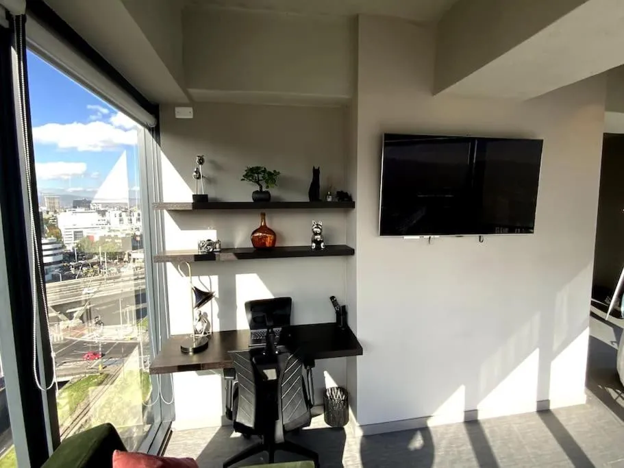 Image 3 of Bright luxurious flat with stunning view workspace