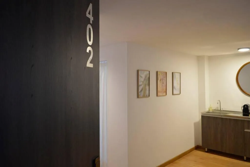 Image 3 of Parque 93, Suite 402 ,Chic Arty Retreat for 4