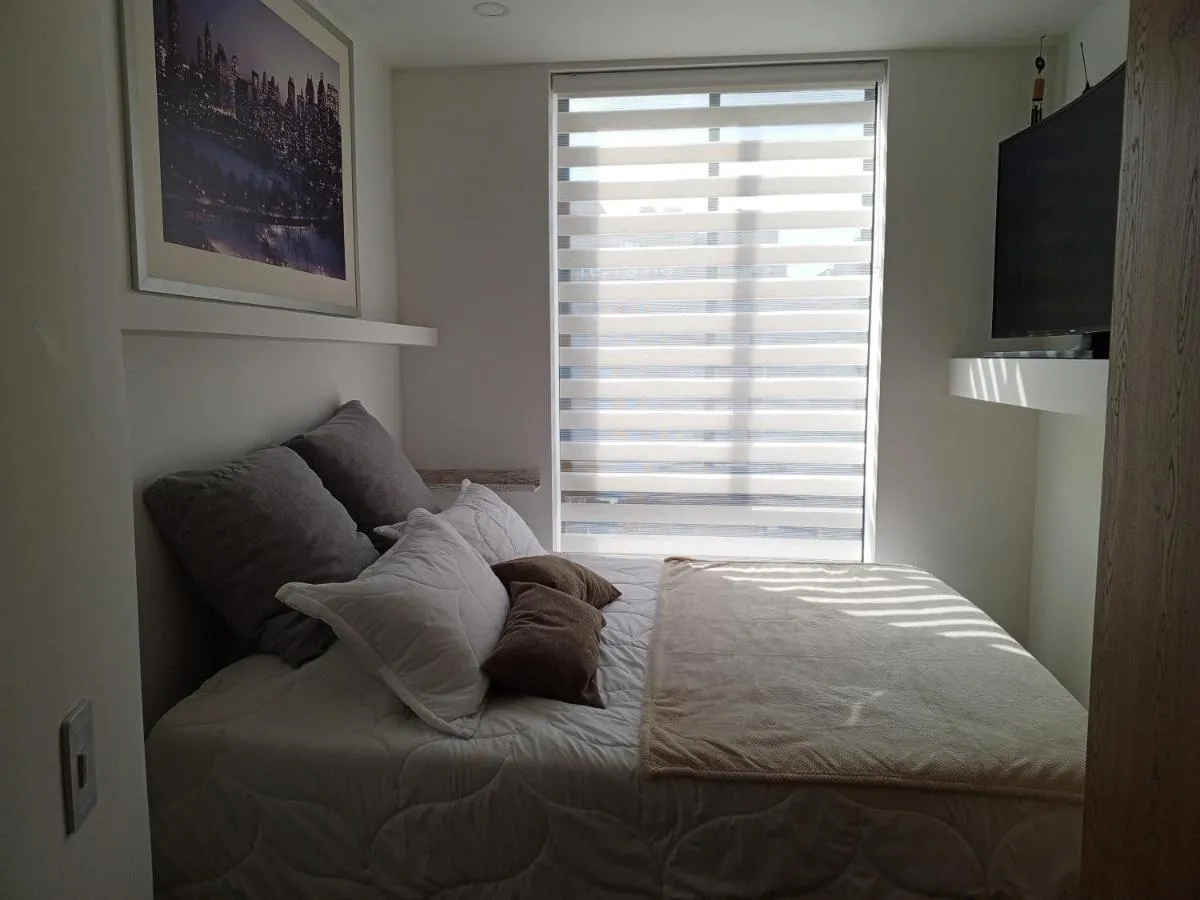 Image 2 of Soul Santa Bárbara executive, wifi 300 megas, Big Queen size bed, Smart tv Netflix, Walking distance to Unicentro Mall, Starbucks in front of the building, Top location