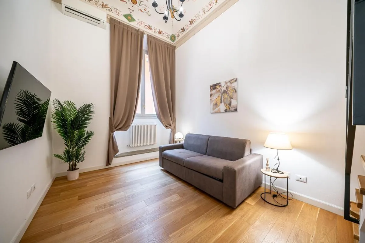 Image 2 of [3 minutes from Piazza Maggiore] Historical flat