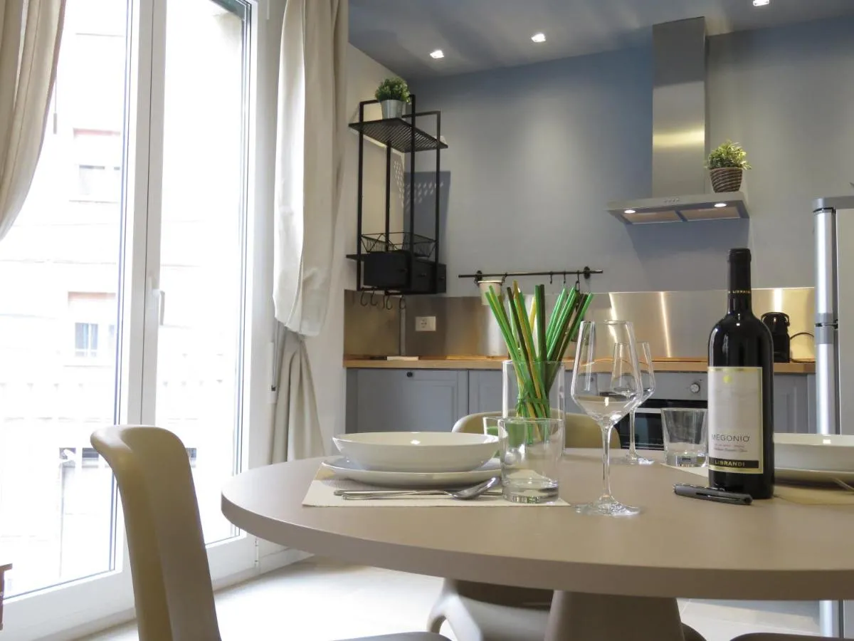 Image 3 of 8 Colonne Apartments