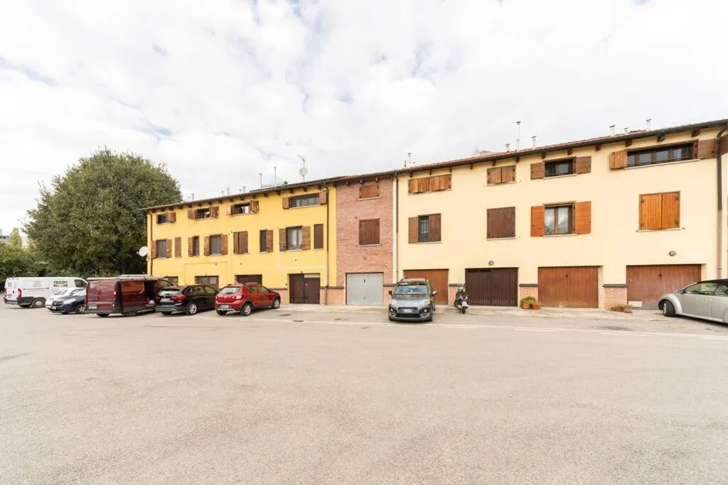 Image 5 of Appartamento Unico a Bologna con 3 Camere e Parcheggio Gratuito
