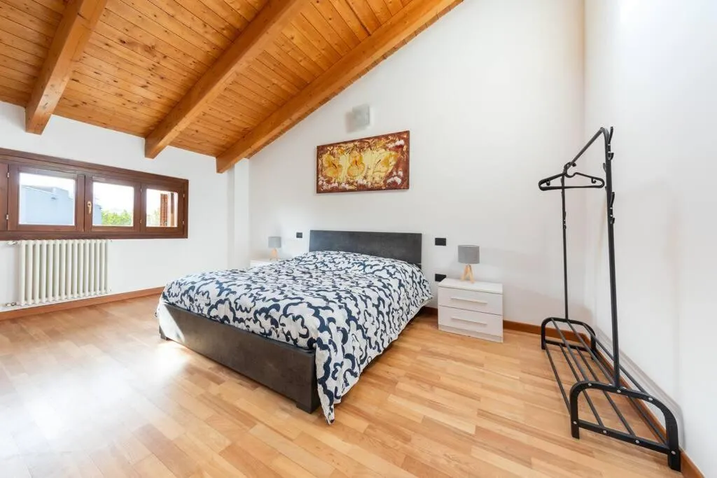 Image 6 of Appartamento Unico a Bologna con 3 Camere e Parcheggio Gratuito