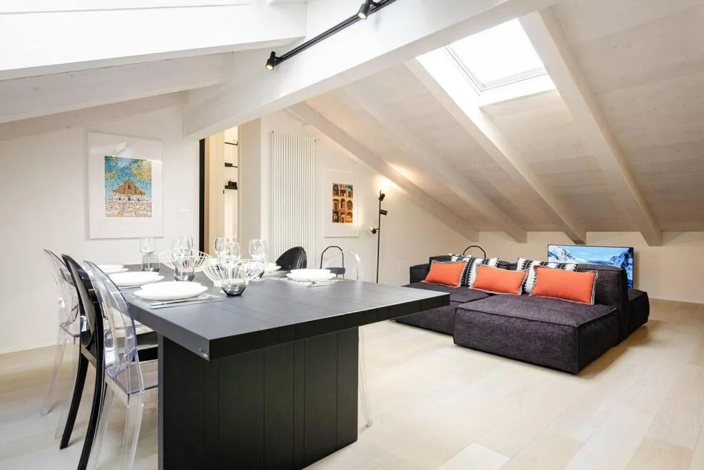 Image 2 of Asinelli Luxury Apartment