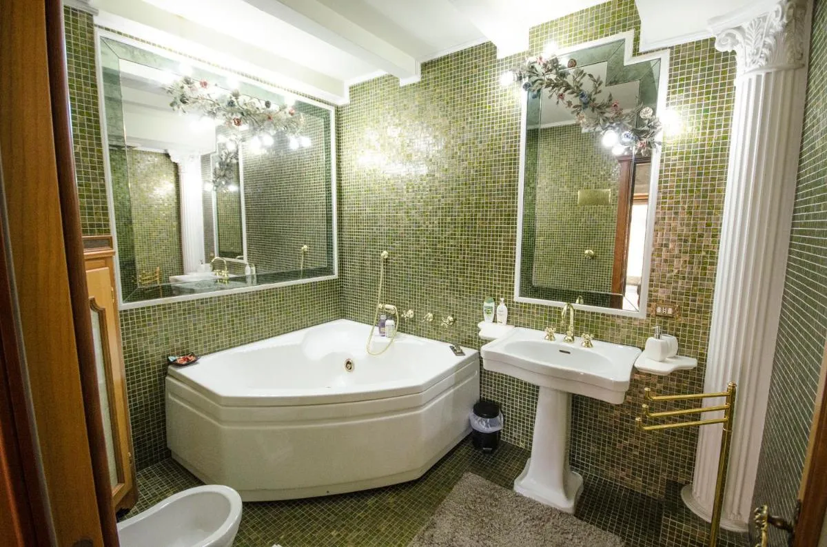 Image 2 of Chic House