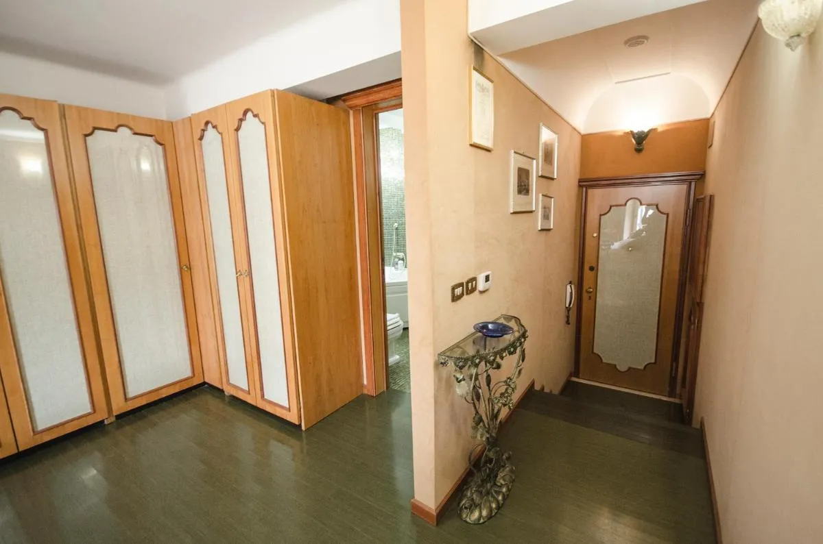 Image 4 of Chic House