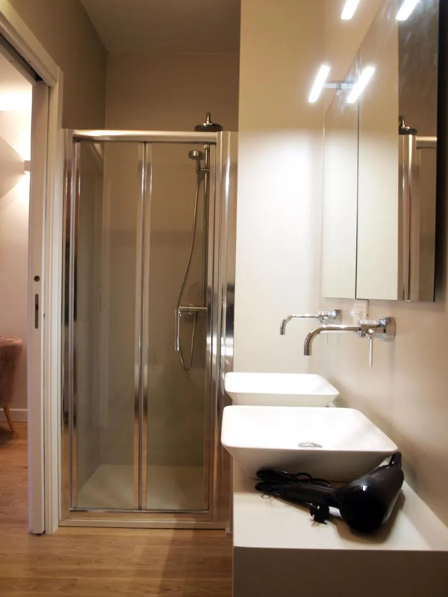 Image 3 of Cosmopolitan Central Rooms