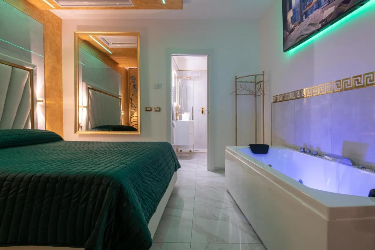 Image 2 of FASHION APARTMENT GOLD Bologna with JACUZZI & CAR GARAGE