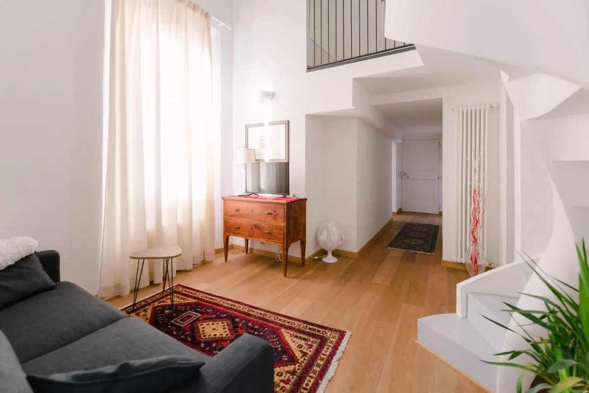 Image 2 of Grande, moderno appartamento in edificio storico