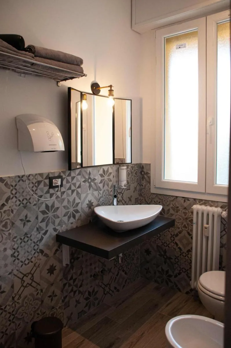 Image 3 of La boutique fronte fiera