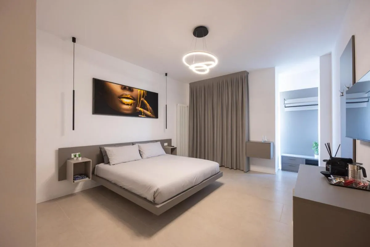 Image 5 of Luxury Station Suite