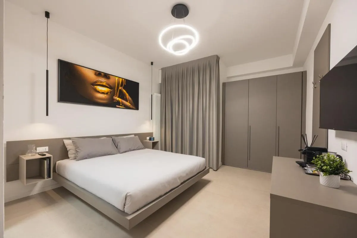 Image 2 of Luxury Station Suite
