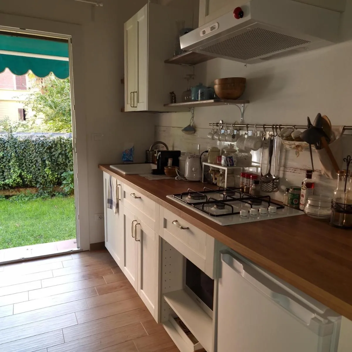 Image 5 of Minimal Chic House – Green retreat near center- free Wifi and parking