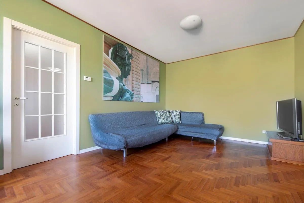Image 4 of UR-Nest Saffi