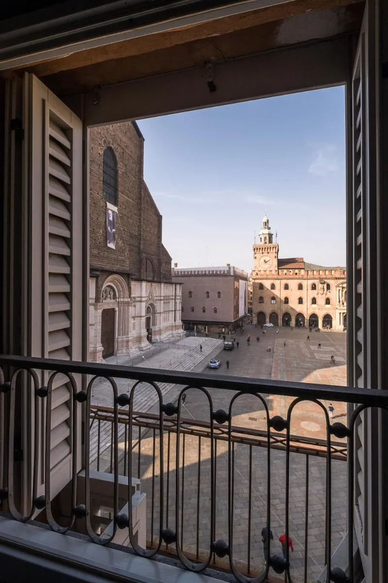 Image 3 of Urbanicooh Asinelli – Balcony on Piazza Maggiore