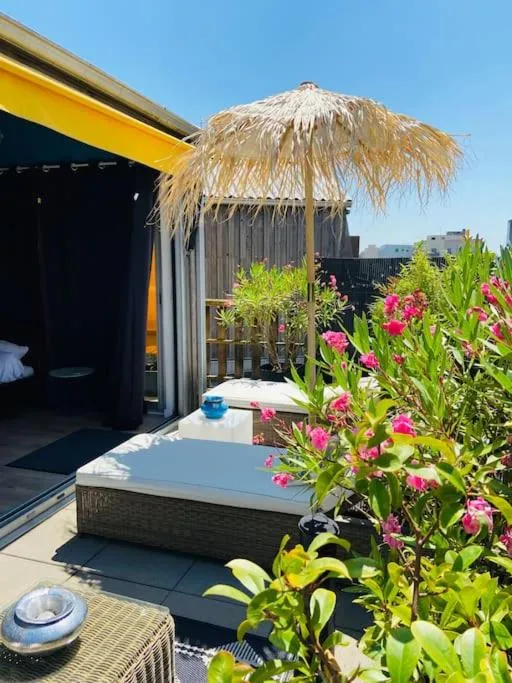 Image 5 of Loft atypique13Om2 rooftop et patio,dep tardif PKG,AC