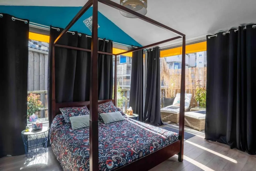 Image 1 of Loft atypique13Om2 rooftop et patio,dep tardif PKG,AC