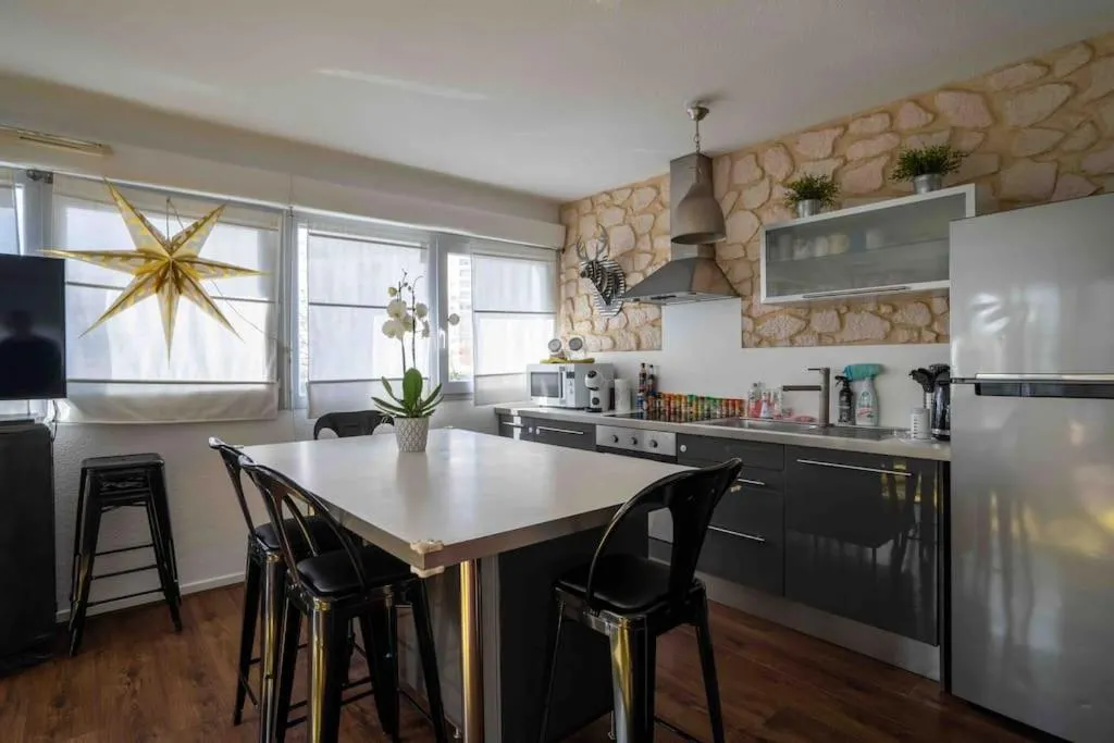 Image 3 of Loft atypique13Om2 rooftop et patio,dep tardif PKG,AC