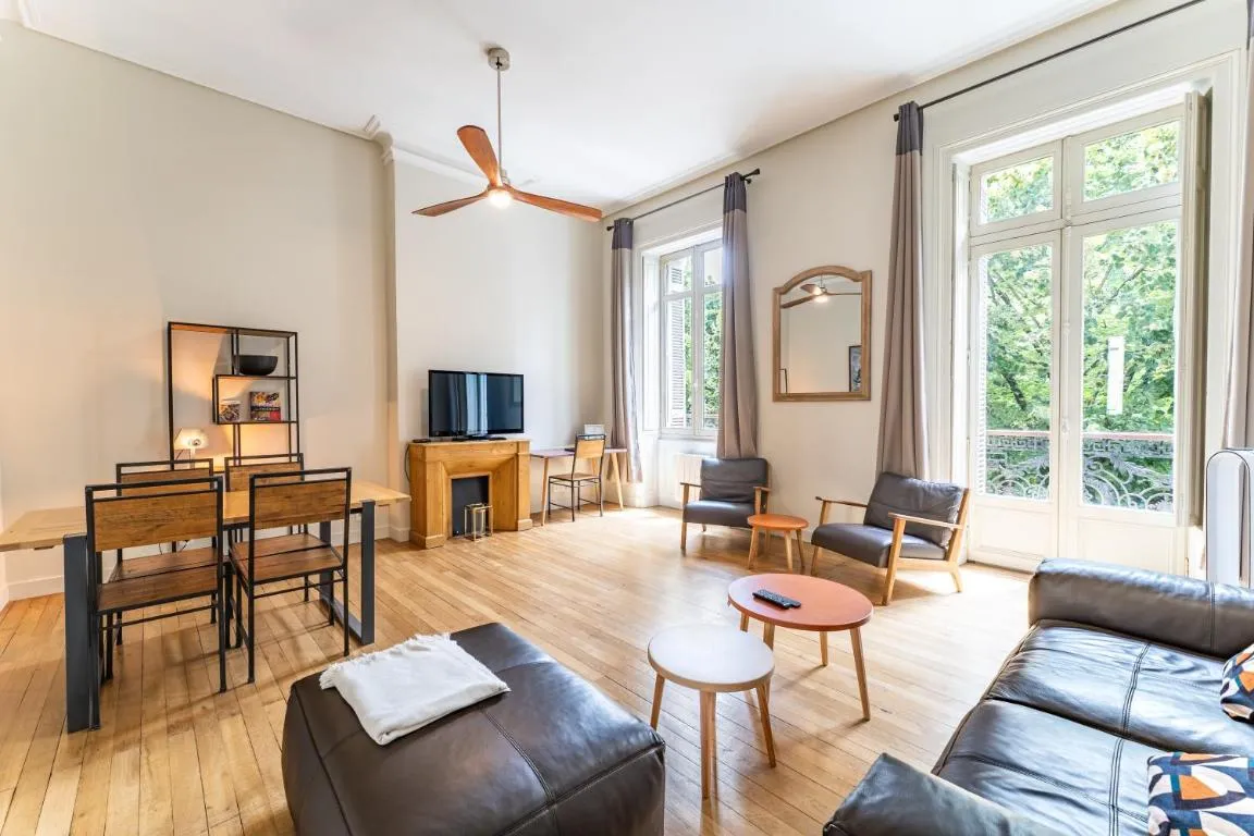 Image of Magnifique et lumineux T3 de charme aux Quinconces idéal pour 4 personnes
