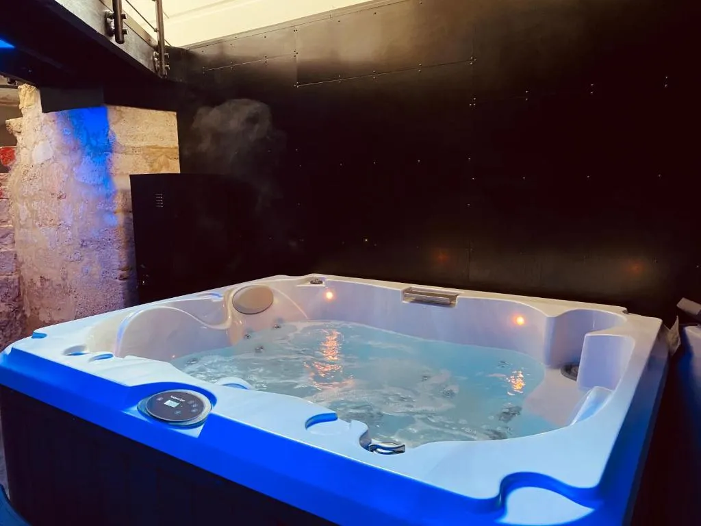 Image 2 of Mieuxqualhotel jacuzzi privatif La retro